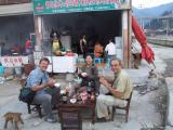 Roland, Fang und Ich vor einer Garküche mit total leckerem Essen