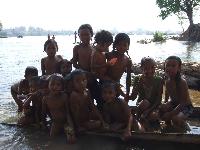 Laotische Kinder im Mekong