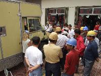 Nach der Wüstendurchquerung werden wir in Minfeng von den Einheimischen Uiguren bestaunt