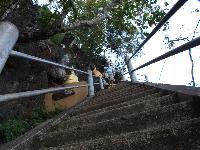 1237 Steile Stufen bis zum Tempel