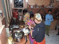 8 Susanne lernt wie man Chapatis macht